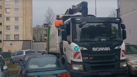 Gyventojų automobiliais blokuojamas privažiavimas prie konteinerių trukdo išvežti atliekas