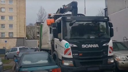 Gyventojų automobiliais blokuojamas privažiavimas prie konteinerių trukdo išvežti atliekas