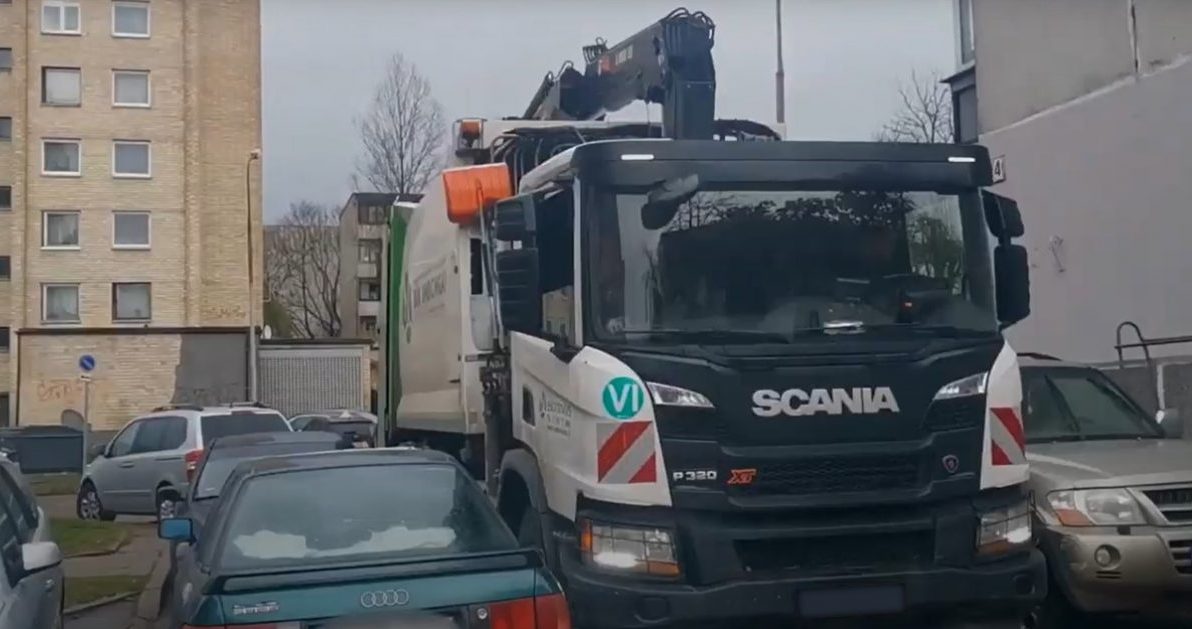gyventoju-automobiliais-blokuojamas-privaziavimas-prie-konteineriu-trukdo-isvezti-atliekas