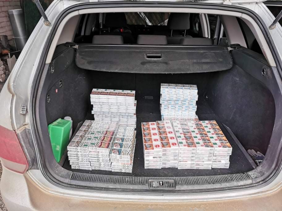 nelegaliam-„verslui“-sutrukde-policija:-sulaikytas-telsiskis,-gamines-namine-degtine-bei-prekiaves-kontrabandinemis-cigaretemis