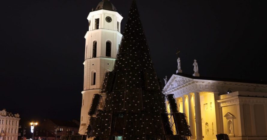 Vilnius pritilo ir išjungė dekoracijas – pagerbiamos Covid-19 aukos