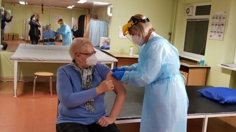 Respublikinėje Šiaulių ligoninėje paskiepyti pirmieji medikai, dirbantys su COVID-19 ligoniais