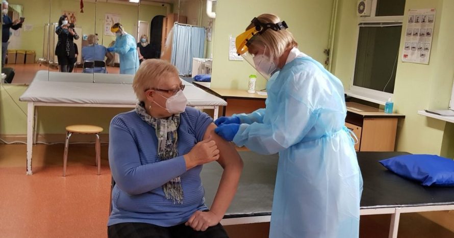 Respublikinėje Šiaulių ligoninėje paskiepyti pirmieji medikai, dirbantys su COVID-19 ligoniais