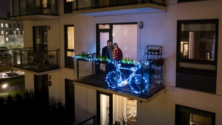 Įdomiausių Vilniaus kalėdinių balkonų dešimtuke – žibantis dviratis, vilties angelas ir kvietimas medituoti