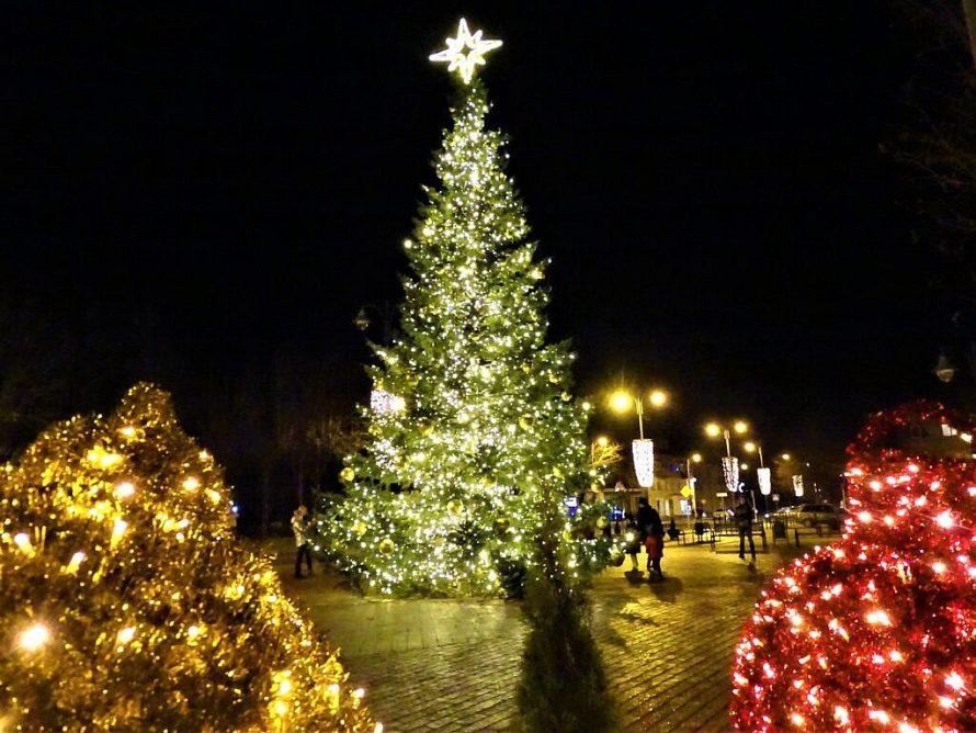 Kalėdų spindesys jau Skuodo mieste – įžiebta nuostabi Kalėdų eglė