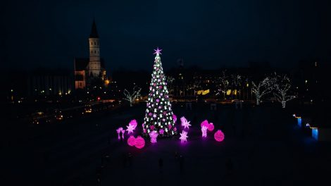 Šiauliuose jau gyvuoja Kalėdų dvasia – miestą nušvietė paslapčia įžiebta Kalėdų eglė