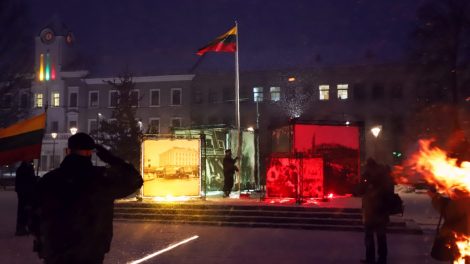 Sausio 13-osios atminimui vėliavą Šiauliuose pakėlė Lietuvos parlamento gynėjas
