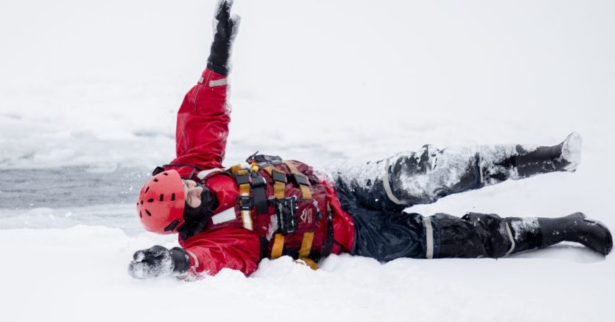 Ugniagesiai gelbėtojai: „Lipti ant ledo dar nėra saugu”
