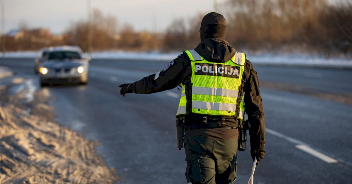 savaitgali-klaipedos-keliu-policijos-pareigunai-dideli-demesi-skyre-neblaiviems-vairuotojams-isaiskinti-ir-automobiliu-padangu-buklei-ivertinti