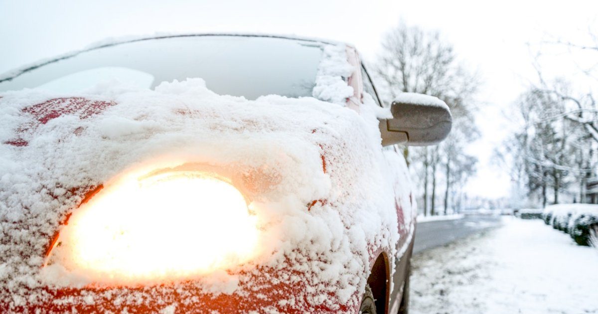 siltas-vanduo,-kumsciai-ir-tirpikliai-–-ka-daryti-uzsalus-automobilio-durelems-ir-langams?