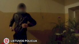 Pareigūnams priešinęsis COVID-19 sergantis smurtautojas atsidūrė areštinėje (video)
