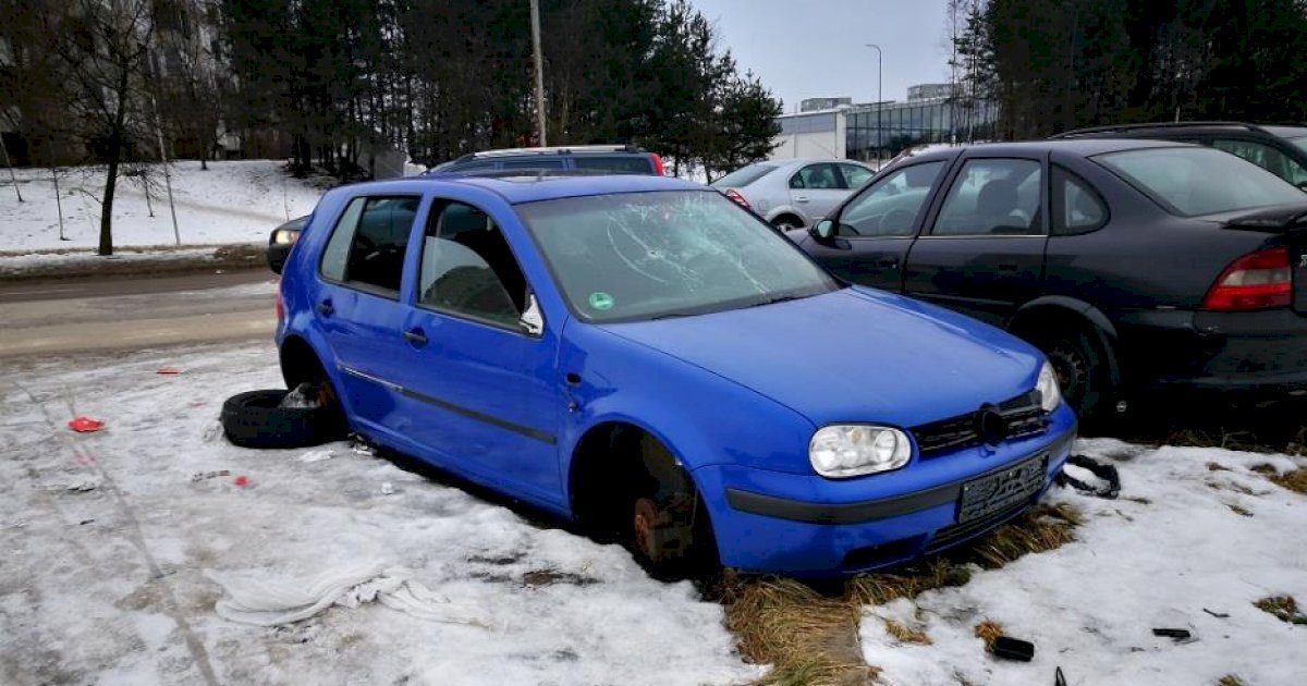bedos-del-be-prieziuros-paliktu-automobiliu
