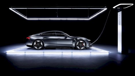 Tiesioginės transliacijos metu pristatytas naujasis „Audi e-tron GT“