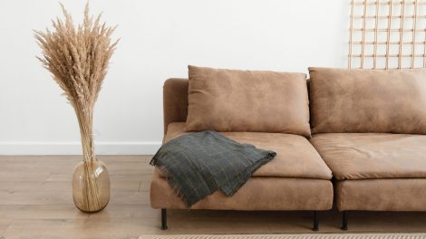 Laikas pirkti naują sofą. O gal geriau atnaujinti seną?