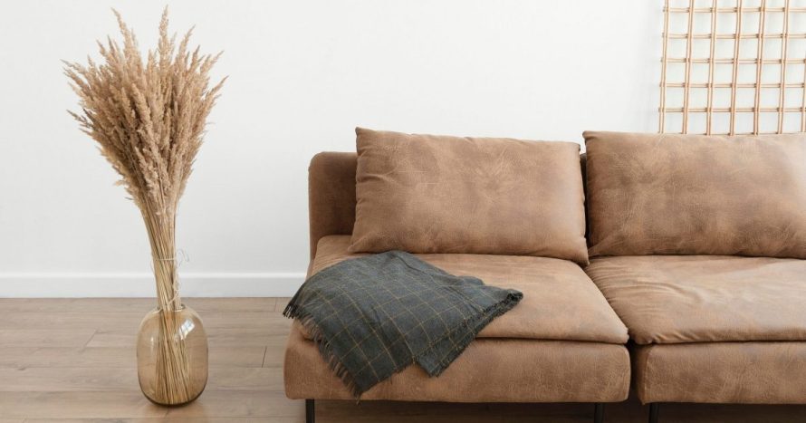 Laikas pirkti naują sofą. O gal geriau atnaujinti seną?