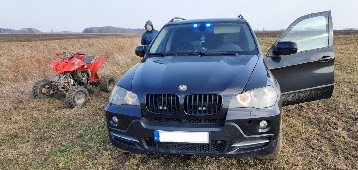 pareigunu-stabdomas-keturracio-vairuotojas-nestojo:-bego-nuo-policijos,-taciau-pasprukti-nepavyko-(video)