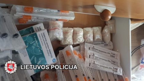 Klaipėdoje atliekamo tyrimo metu rastų, įtariama, narkotinių medžiagų vertė nelegalioje rinkoje gali viršyti 18 000 eurų