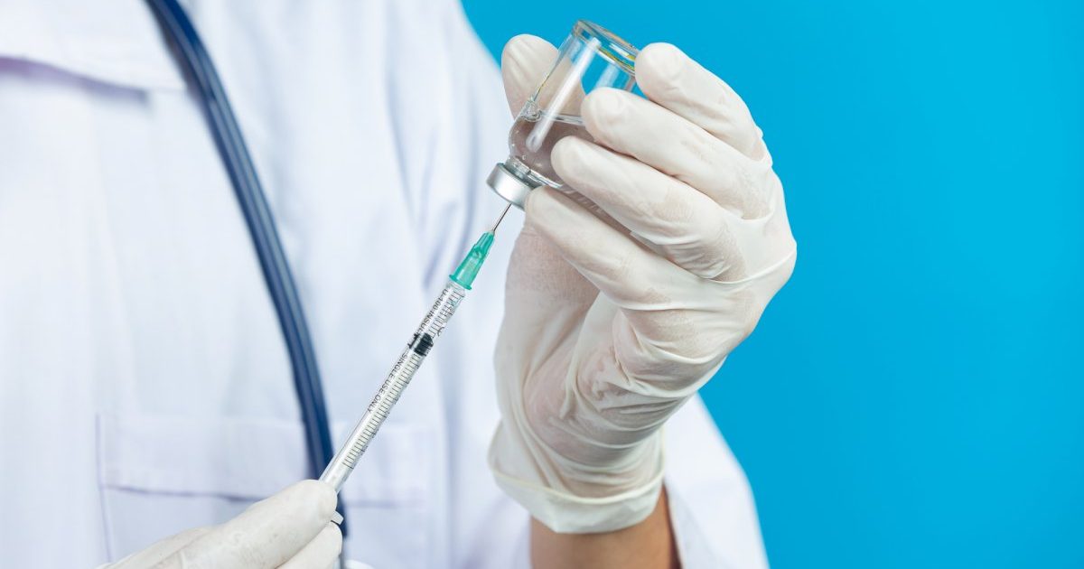 vakcinuoti-asmenys-taip-pat-gali-uzsikresti-koronavirusu-ir-ji-platinti,-todel-svarbu-nepamirsti-atsargumo