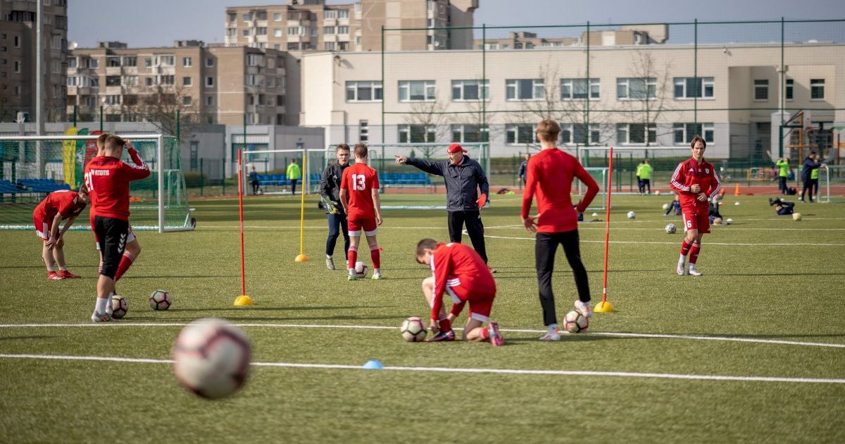 demontavus-pripuciama-futbolo-maniezo-kupola,-pilaites-stadionas-atnaujina-veikla