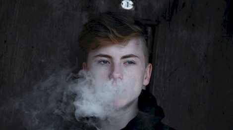 Vaiko teisių gynėja apie rūkantį jaunimą: paauglių noras pritapti priveda prie priklausomybių
