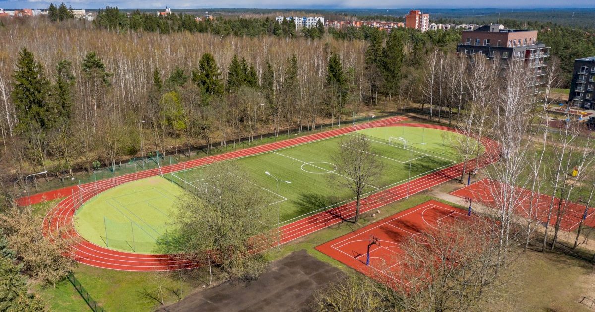 uzbaigti-darbai-keturiu-sostines-mokyklu-stadionuose