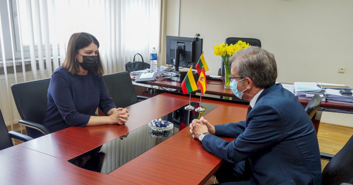finansu-ministres-ir-ispanijos-ambasadoriaus-susitikime-–-dar-glaudesnio-dvisalio-bendradarbiavimo-vizija