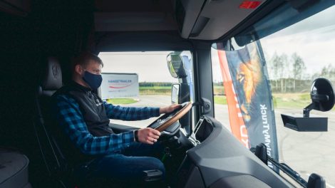 „DKV LIVE Metų sunkvežimio“ konkurse pirmą kartą Lietuvoje patikrintas svarbiausias sunkiasvorių saugumo rodiklis