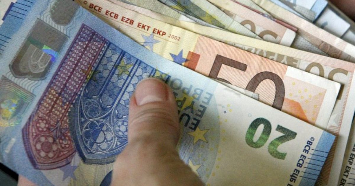 suglumintas-senolis-vagisiams-pats-parode-stalciu,-kuriame-saugojo-santaupas