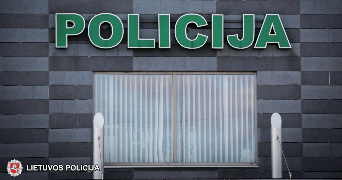 policijos-pareigunams-ikliuvo-vogta-automobili-vairaves-neblaivus-ir-beteisis-vairuotojas
