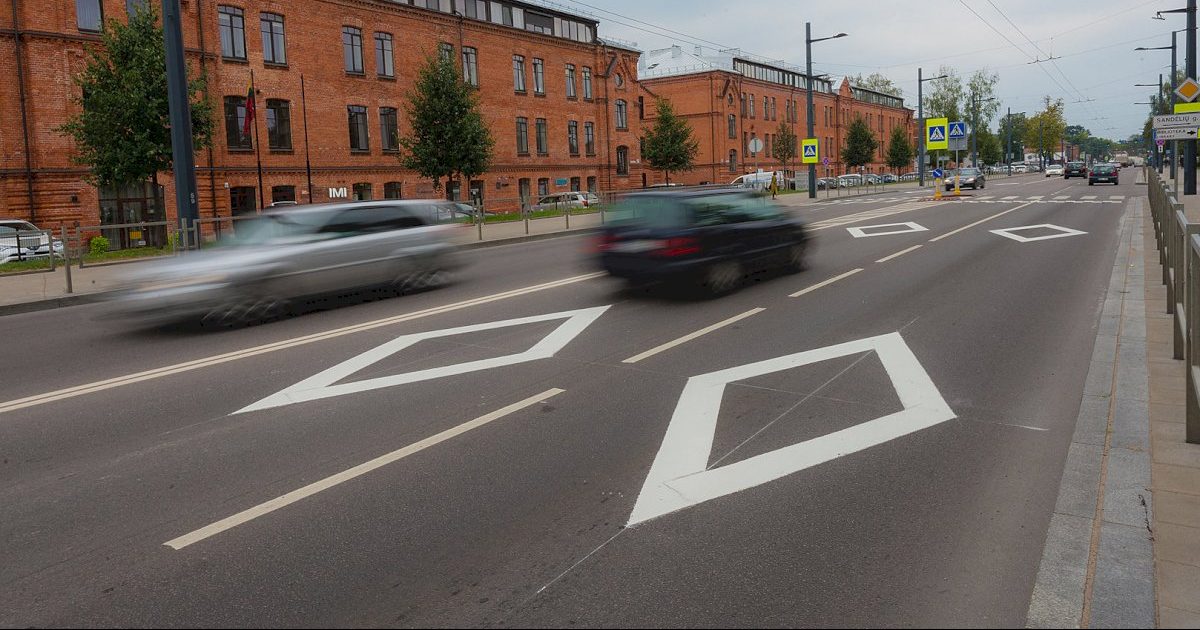 dvejopi-standartai:-vaivorykste-perejoje-netrukdo,-o-uz-rombus-gatvese-grasina-baudomis