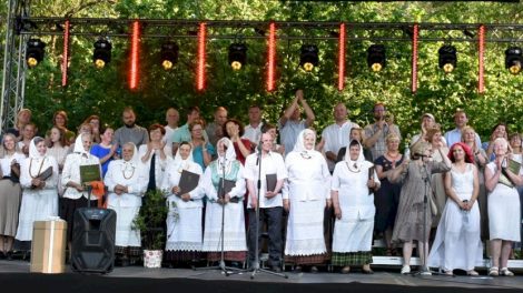 Unikalusis Žiūrų folkloro ansamblis surengė skambų penkiasdešimtmečio jubiliejų