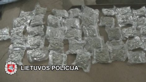 45 m. moters automobilyje pareigūnai aptiko apie 11 kg. įtariama narkotinių medžiagų (Video)