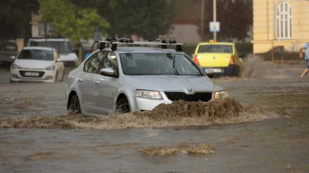 Kaip pastebėti vandens ar potvynio apgadintą transporto priemonę?
