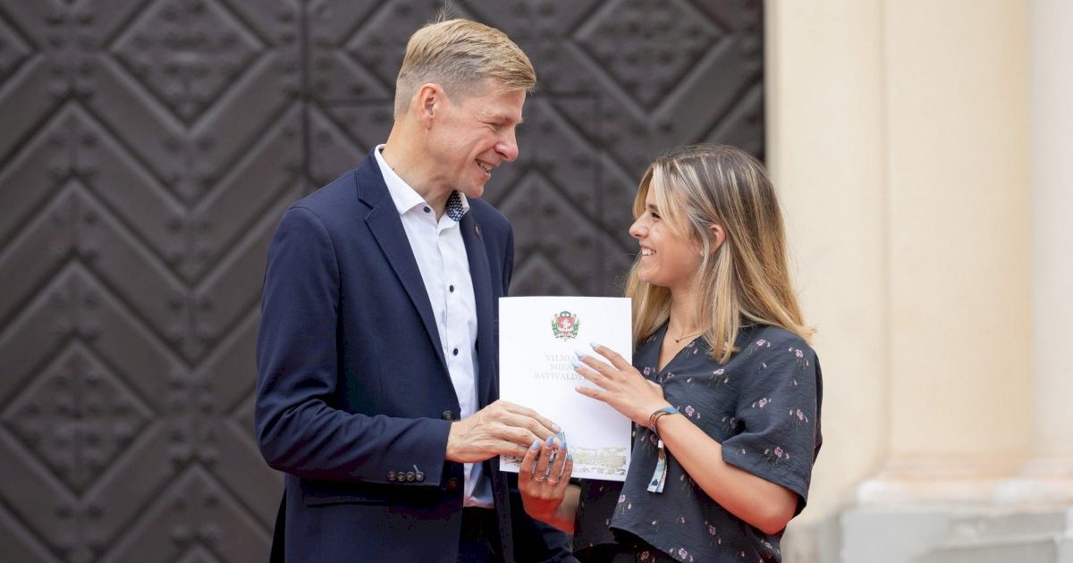vilnius-sveikina-daugiau-kaip-puse-tukstancio-sostines-abiturientu-simtukininku