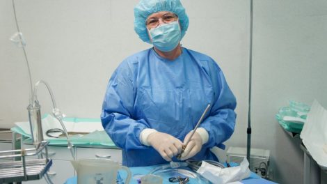 Operacinės slaugytojai geriau pažįstami instrumentai nei pacientai