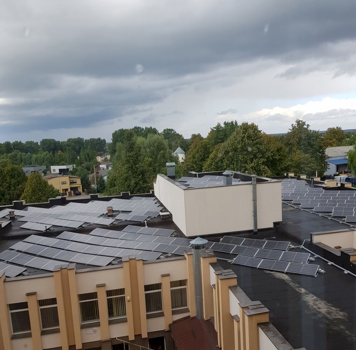 ant-ligonines-chirurgijos-klinikos-stogo-irengta-saules-elektrine-jau-gamina-elektros-energija