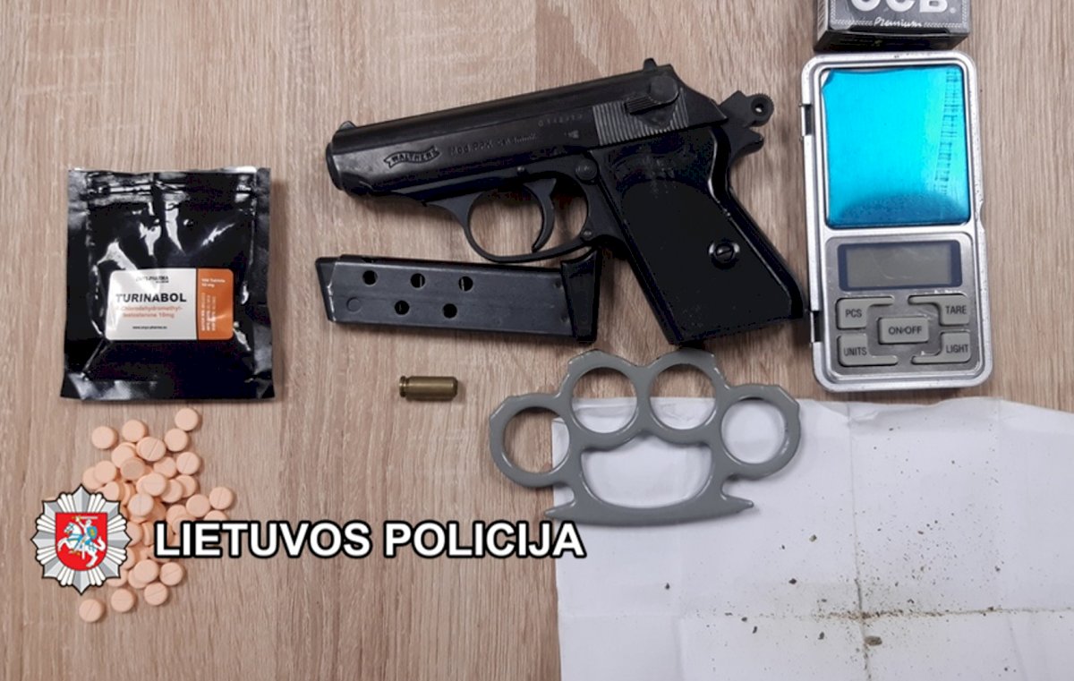 klaipedos-kriminalistai-keliu-operaciju-metu,-su-ikalciais-sulaike-10-asmenu,-itartu-narkotiniu-medziagu-disponavimu