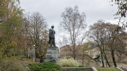 Vilnius priėmė rezoliuciją dėl Petro Cvirkos paminklo nukėlimo