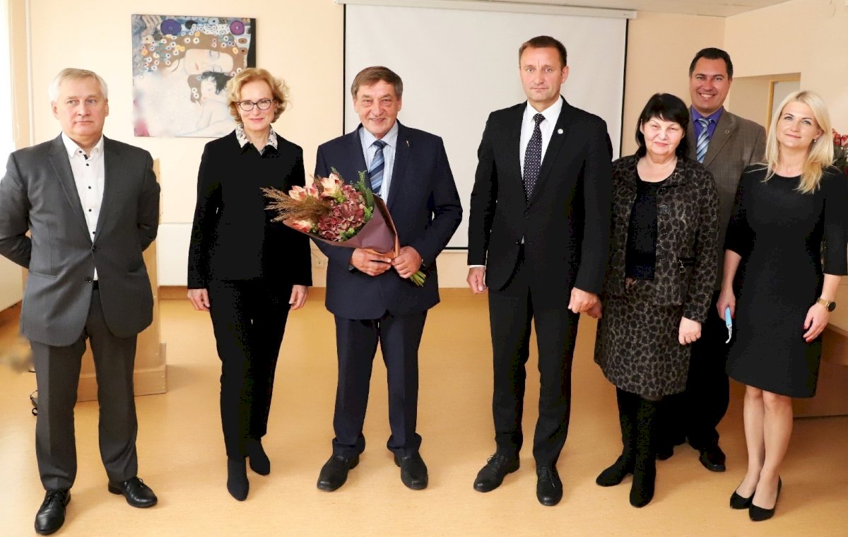 auksinio-saulio-padekos-zenklas-iteiktas-gydytojui-povilui-venckui
