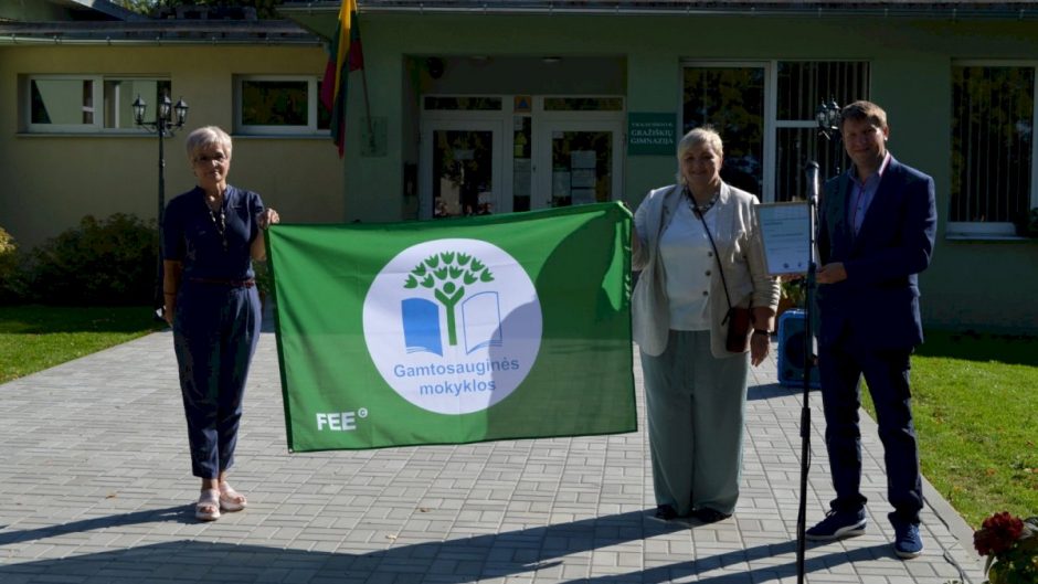 Gražiškių gimnazija buvo apdovanota trečiąja Žaliąja vėliava