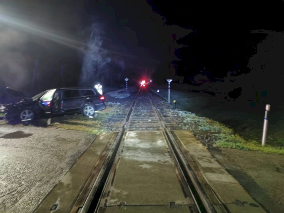 Rudens tamsa  vairuotojus įpareigoja būti atidesnius,  o ypač geležinkelio pervažose