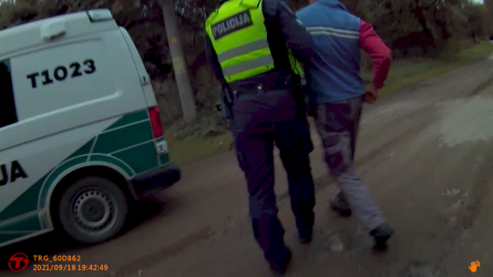 Neblaivaus vairuotojo prisistatymas policijos pareigūnu papiktino jį sulaikiusį pareigūną (video)