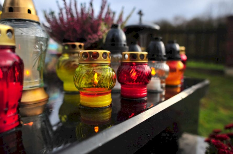 Mažiau žvakių ir dirbtinių gėlių kapuose – mažiau atliekų sąvartynuose
