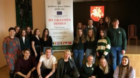Pakaunės mokiniai svečiams iš užsienio pristatė lietuvių tautinius papročius ir patiekalus