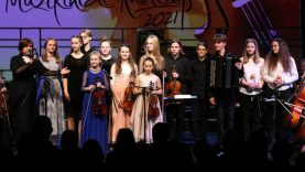 Edukacinio projekto „Muzikiniai rudenys” sceną papuošė jaunųjų Šiaulių miesto talentų atliekama muzika