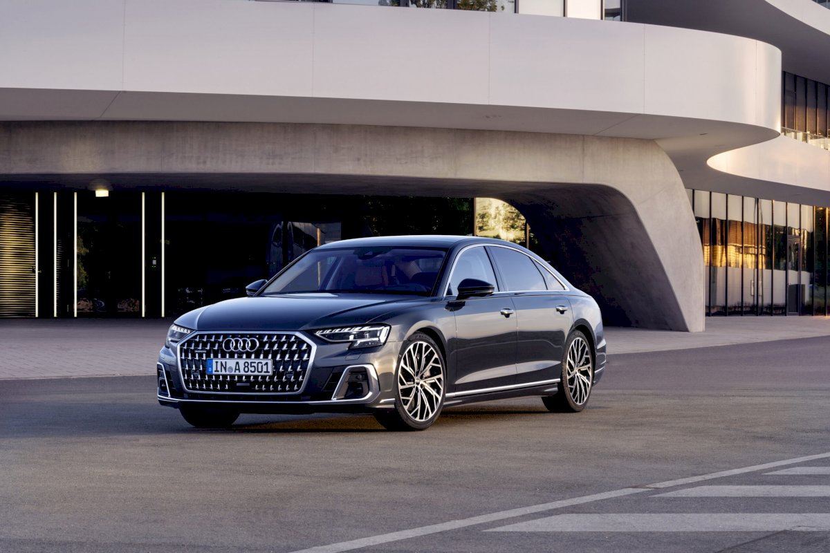 atnaujintas-flagmano-dizainas-ir-novatoriskos-technologijos:-patobulintas-„audi-a8“