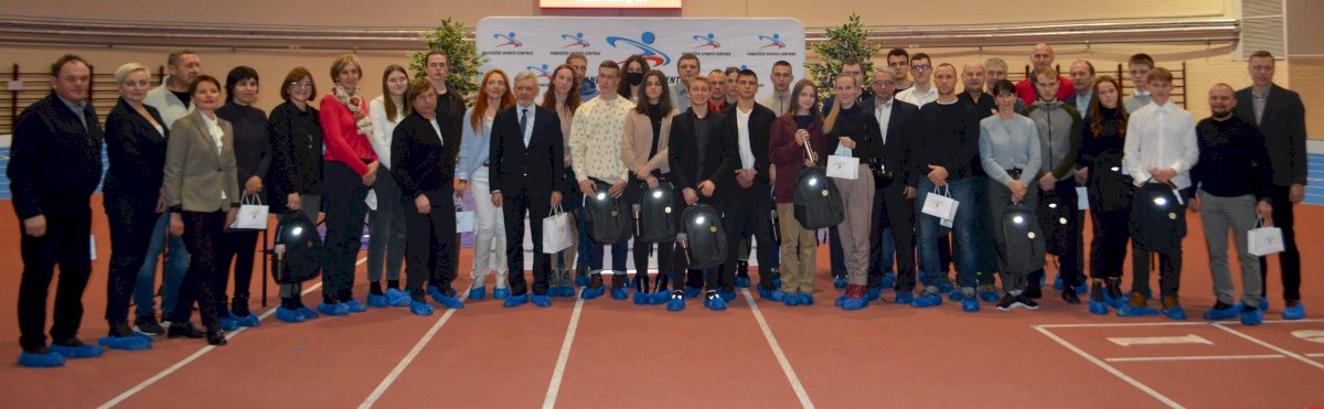 202112.23-::-pasveikinti-jaunieji-miesto-sportininkai-ir-ju-treneriai