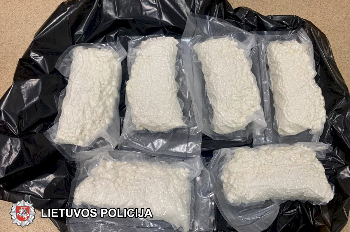smugis-nusikalstamo-pasaulio-atstovams:-isimti-kilogramai-narkotiniu-medziagu,-stambios-pinigu-sumos-(video)