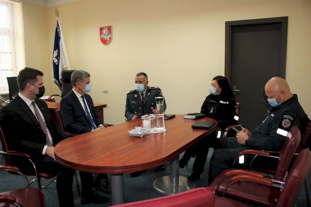 patvirtinta-trukstamu-specialistu-pritraukimo-i-telsiu-rajona-tvarka.-tarp-ju-ir-policijos-pareigunai