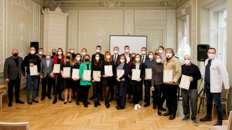 Kultūros ministerijoje apdovanoti gražiausius lietuviškus įmonių pavadinimus išsirinkę vadovai